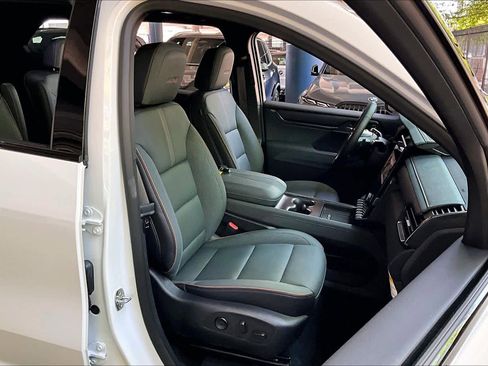 Used 2025 GMC Acadia AT4 w/ Luxury Package AWD/4WD image 8