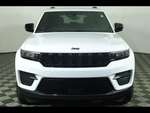 Used 2023 Jeep Grand Cherokee Altitude image 12