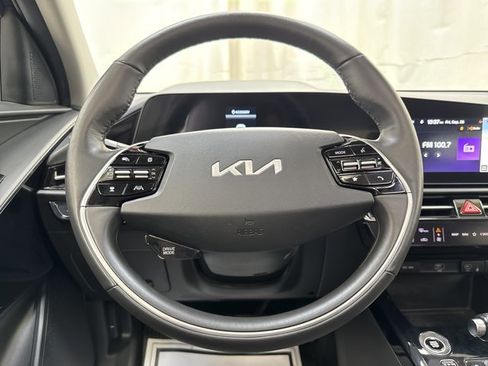 Used 2023 Kia Niro SX image 16