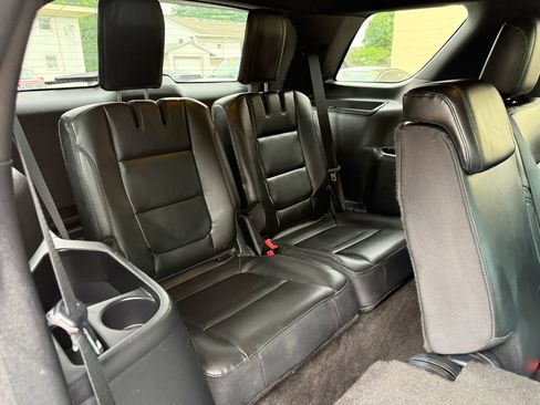 Used 2016 Ford Explorer XLT w/ Equipment Group 202A AWD/4WD image 19
