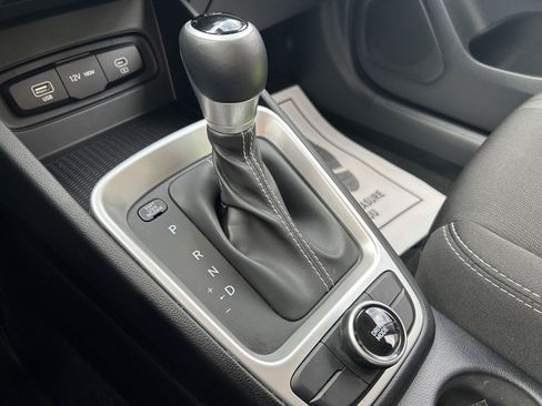 Used 2024 Hyundai Venue SEL FWD image 19