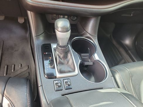 Used 2018 Toyota Highlander XLE FWD image 25
