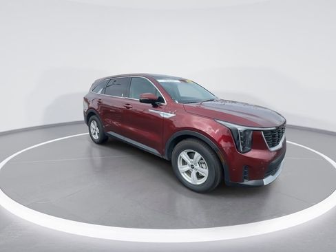 Used 2025 Kia Sorento LX image 2