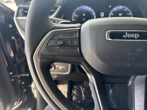 Used 2025 Jeep Grand Cherokee Limited AWD/4WD image 18