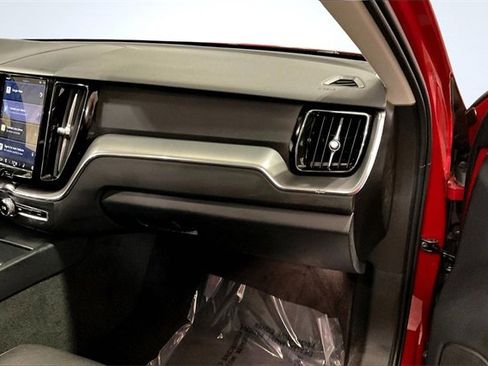 Certified 2024 Volvo XC60 B5 Core image 17