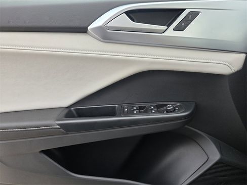 New 2026 Volkswagen Taos SE image 16