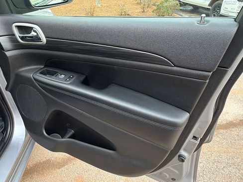 Used 2020 Jeep Grand Cherokee Altitude image 18