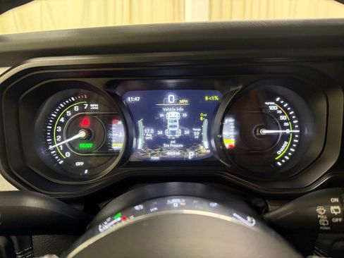 Used 2025 Jeep Wrangler Sahara image 32