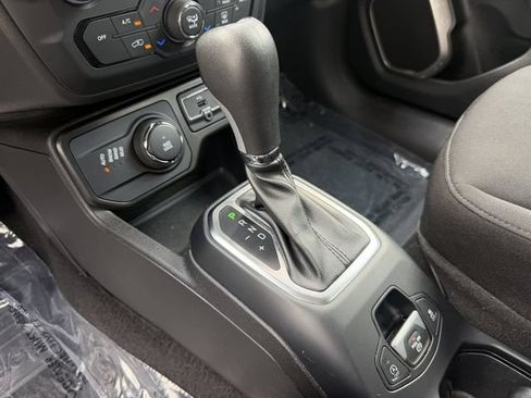 Used 2023 Jeep Renegade Latitude AWD/4WD image 20