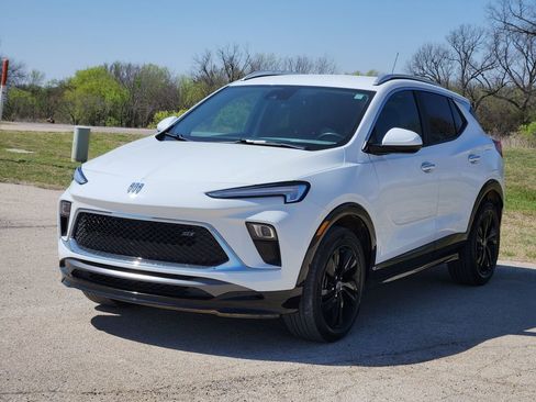 Used 2024 Buick Encore GX Sport Touring image 3