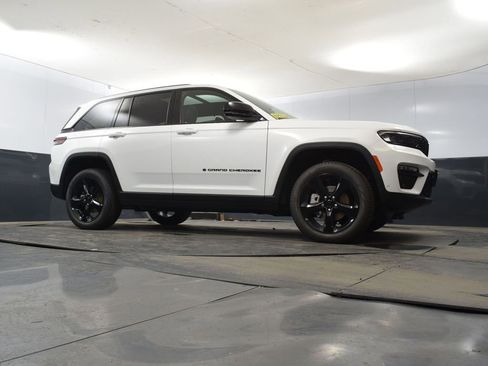 Used 2025 Jeep Grand Cherokee Limited w/ Luxury Tech Group II image 50