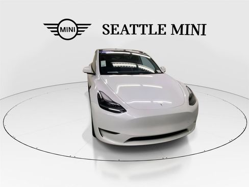 Used 2023 Tesla Model Y AWD image 3