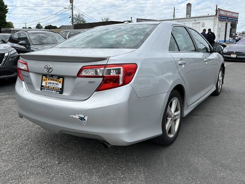 Used 2014 Toyota Camry SE w/ Moonroof Package FWD image 6