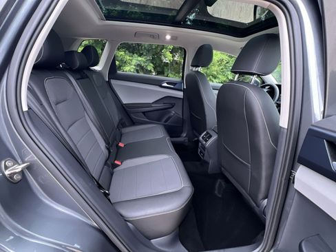 Used 2024 Volkswagen Taos SE w/ Panoramic Sunroof Package FWD image 41
