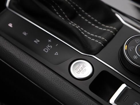 Used 2022 Volkswagen Atlas Cross Sport SE image 24