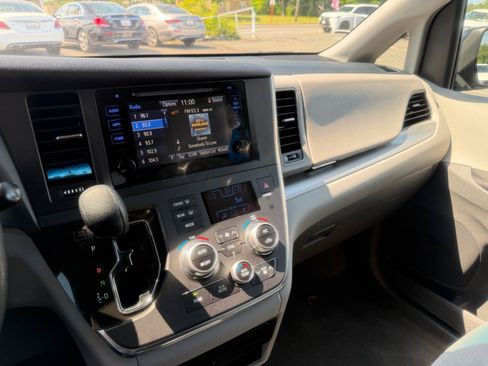 Used 2017 Toyota Sienna LE FWD image 13