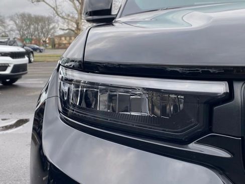 New 2025 Jeep Grand Cherokee Altitude image 10