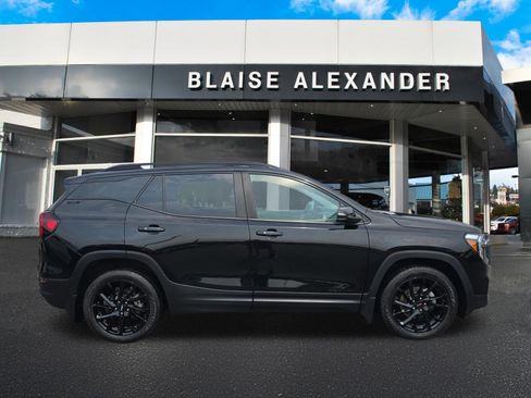 Used 2023 GMC Terrain SLE w/ Driver Convenience Package AWD/4WD image 2