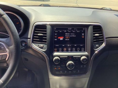 Used 2018 Jeep Grand Cherokee Altitude AWD/4WD image 17