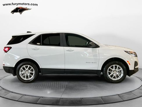 Used 2024 Chevrolet Equinox LS w/ LS Convenience Package image 2