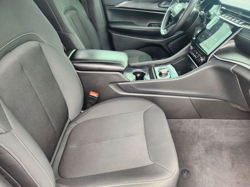 Used 2025 Jeep Grand Cherokee Laredo X RWD image 14