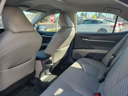 Used 2023 Toyota Camry SE image 5