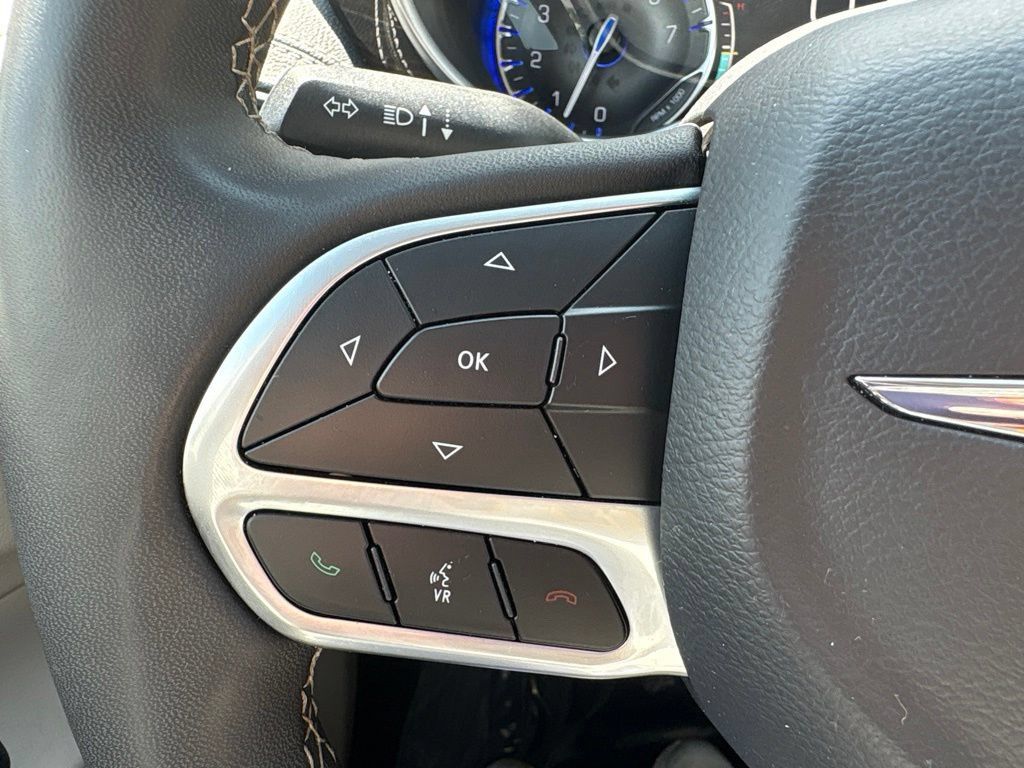 Used 2023 Chrysler Pacifica Limited FWD image 12