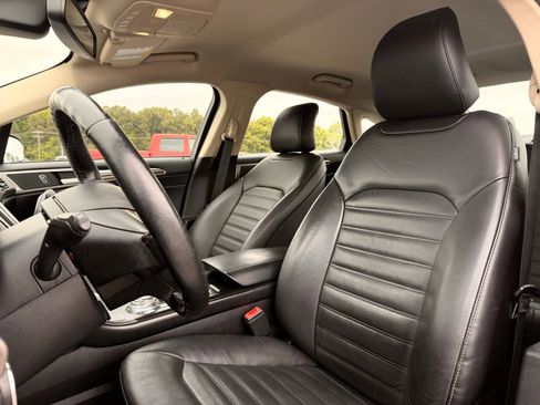 Used 2018 Ford Fusion SE w/ Equipment Group 602A FWD image 16