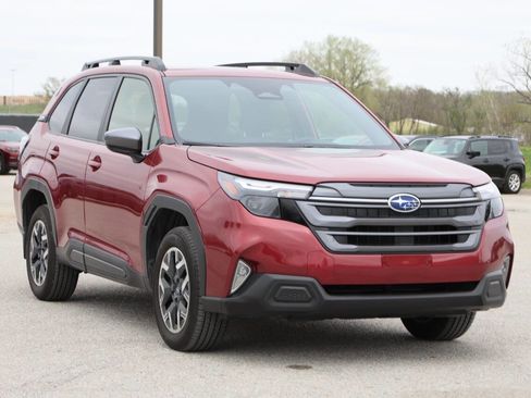 Used 2025 Subaru Forester Premium image 4