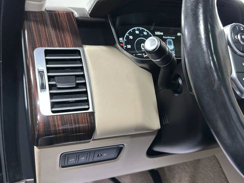 Used 2017 Land Rover Range Rover HSE image 32