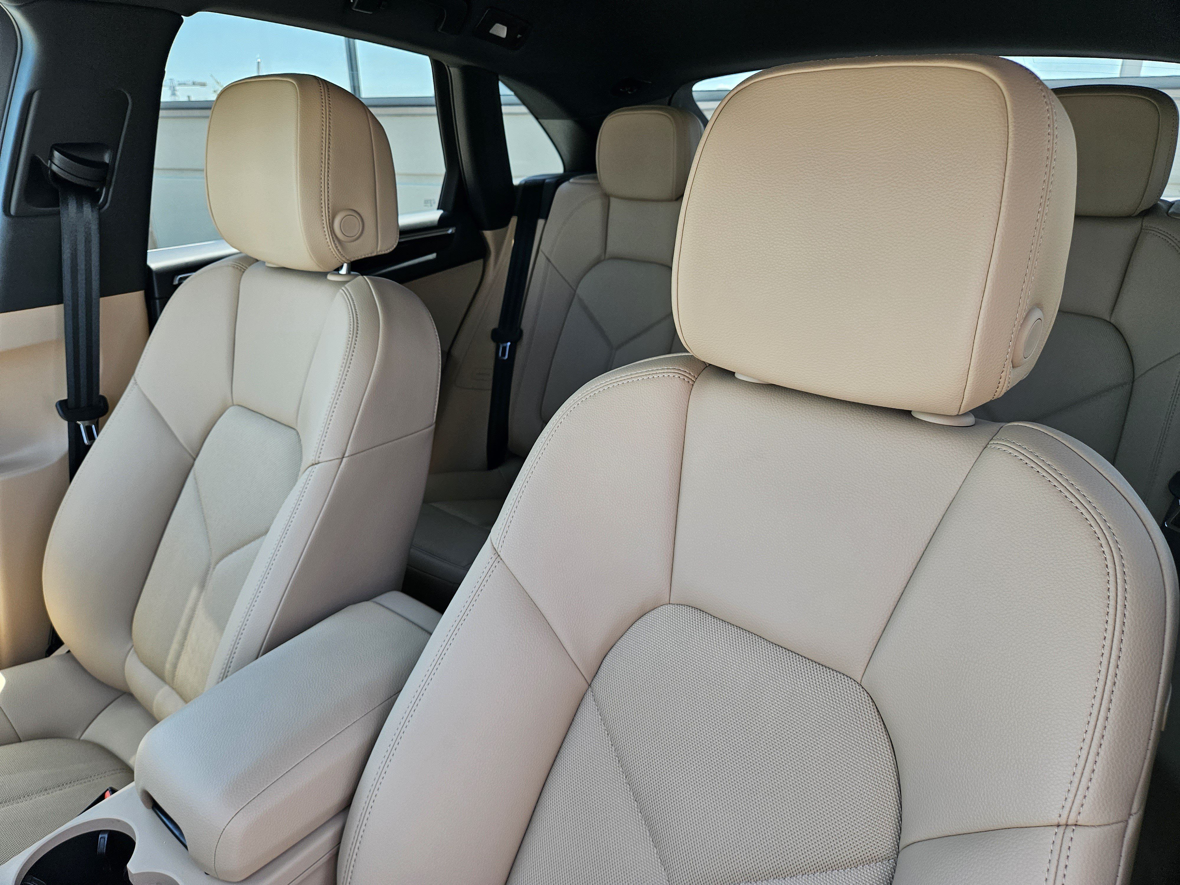 Certified 2026 Porsche Macan AWD/4WD image 6