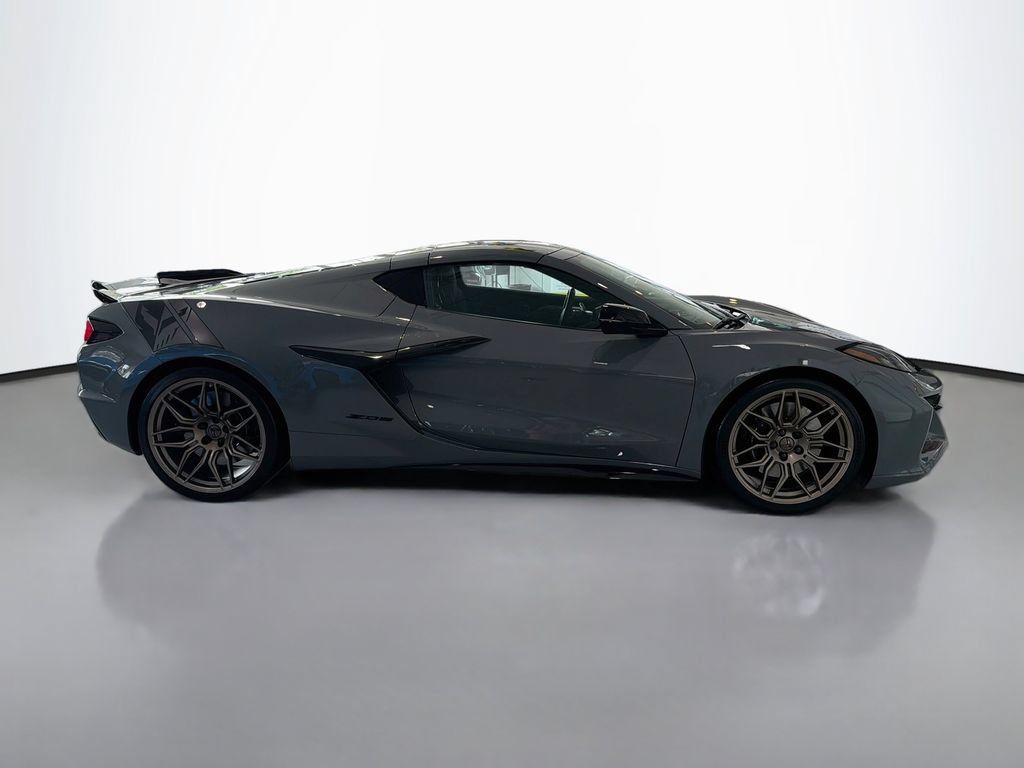 Used 2025 Chevrolet Corvette Z06 RWD image 8