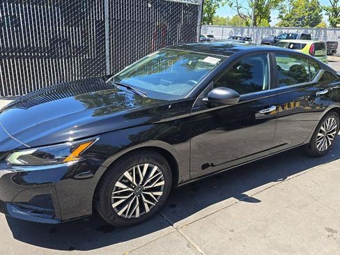 Used 2025 Nissan Altima 2.5 SV FWD image 10
