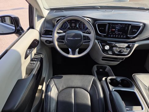 Used 2020 Chrysler Pacifica Limited FWD image 27