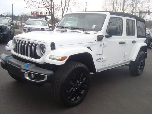 Used 2024 Jeep Wrangler Unlimited Sahara AWD/4WD image 1