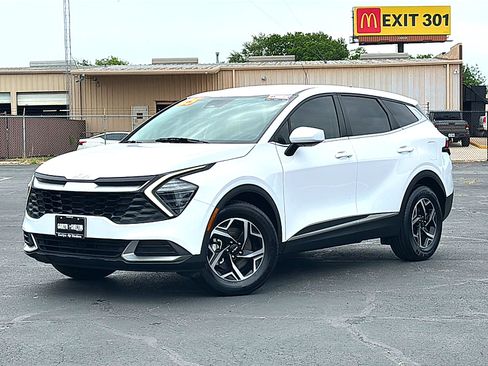 Used 2025 Kia Sportage LX FWD image 2