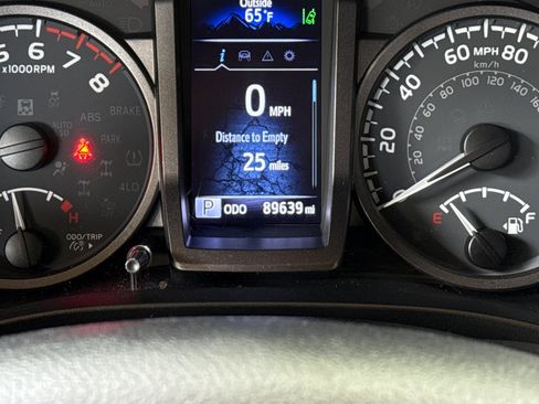 Used 2022 Toyota Tacoma TRD Off-Road w/ Technology Package AWD/4WD image 31