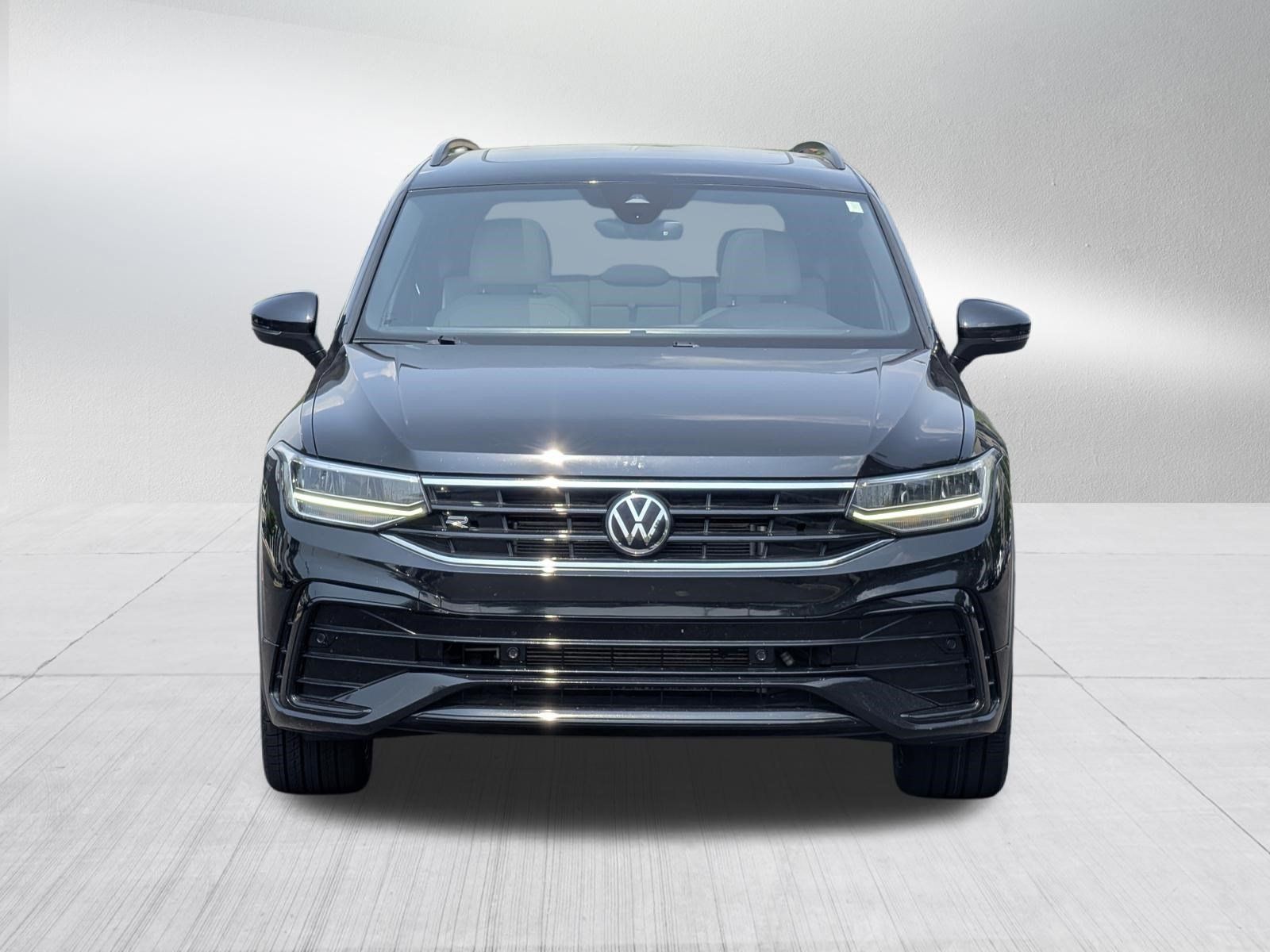 Used 2024 Volkswagen Tiguan SE R-Line AWD/4WD image 2