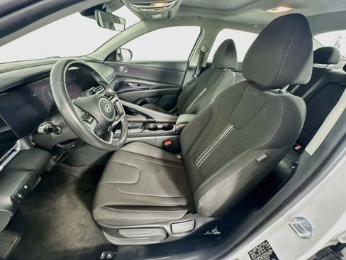 Used 2025 Hyundai Elantra SEL FWD image 13