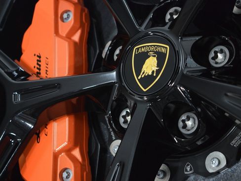 Used 2025 Lamborghini Revuelto image 17