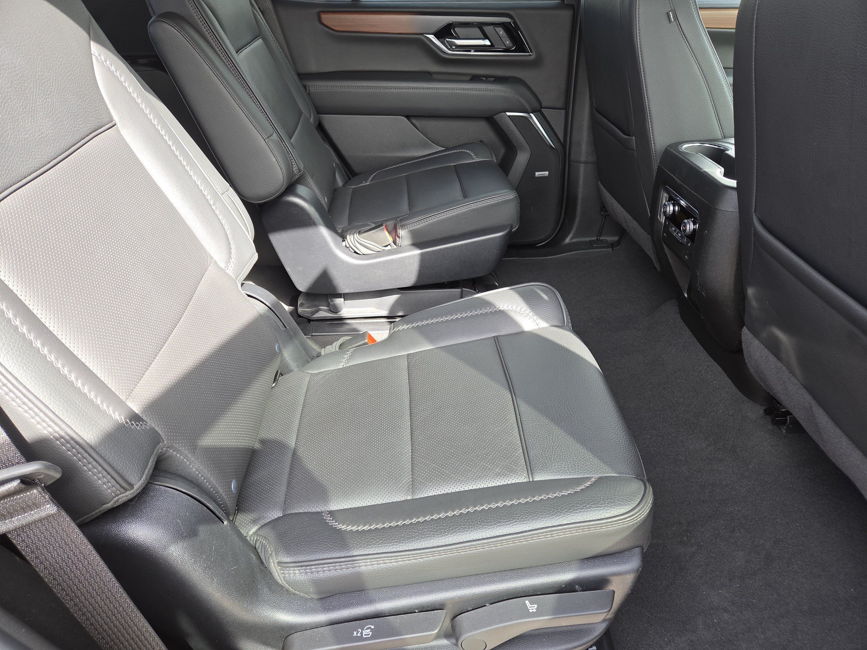Used 2025 GMC Yukon Denali AWD/4WD image 32