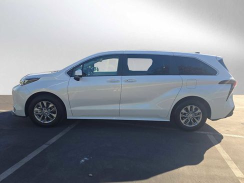 Used 2025 Toyota Sienna XLE image 6