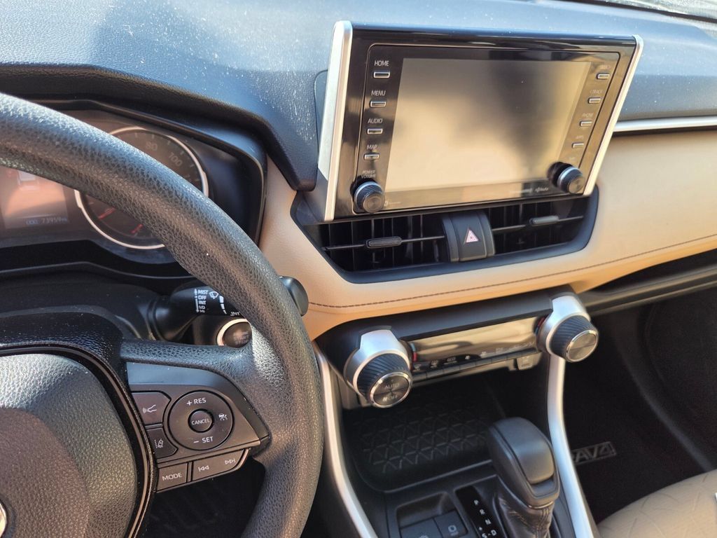 Used 2020 Toyota RAV4 XLE w/ Convenience Package FWD image 7