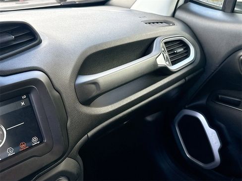 Used 2018 Jeep Renegade Latitude image 22