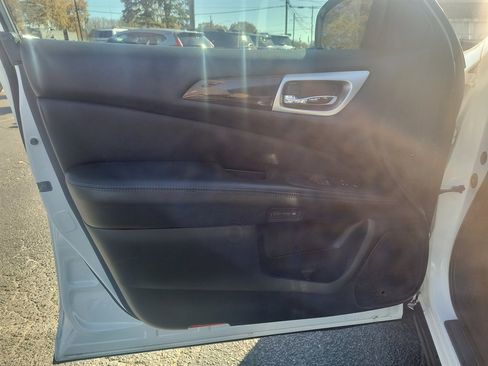 Used 2014 Nissan Pathfinder SL w/ SL Tech Package image 20