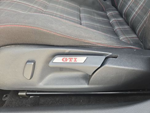 Used 2011 Volkswagen GTI 4-Door image 15