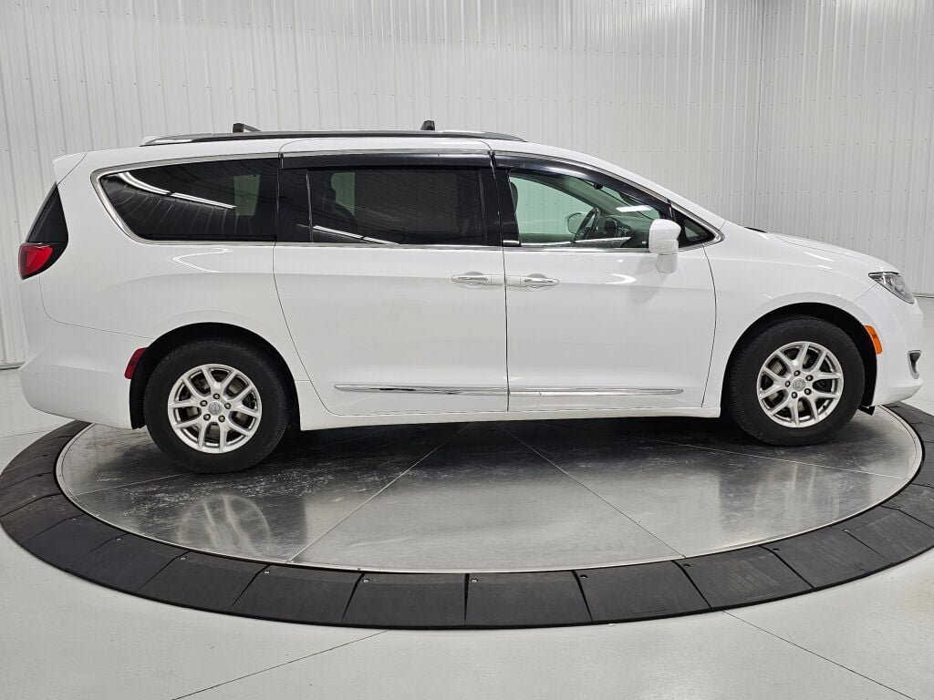 Used 2020 Chrysler Pacifica Touring-L FWD image 6