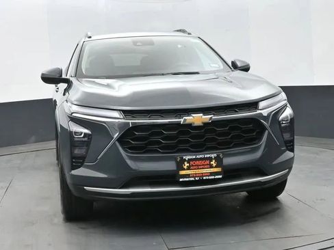 Used 2025 Chevrolet Trax LT image 3