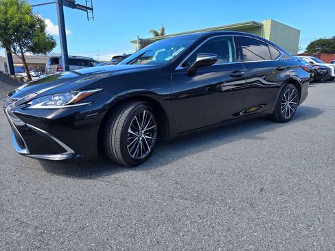 Used 2025 Lexus ES 300h w/ Premium Package FWD image 2