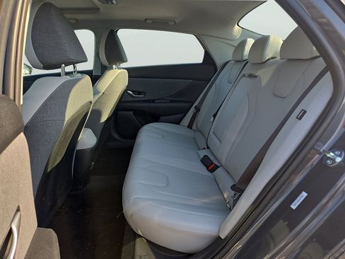 Certified 2025 Hyundai Elantra Limited FWD image 12